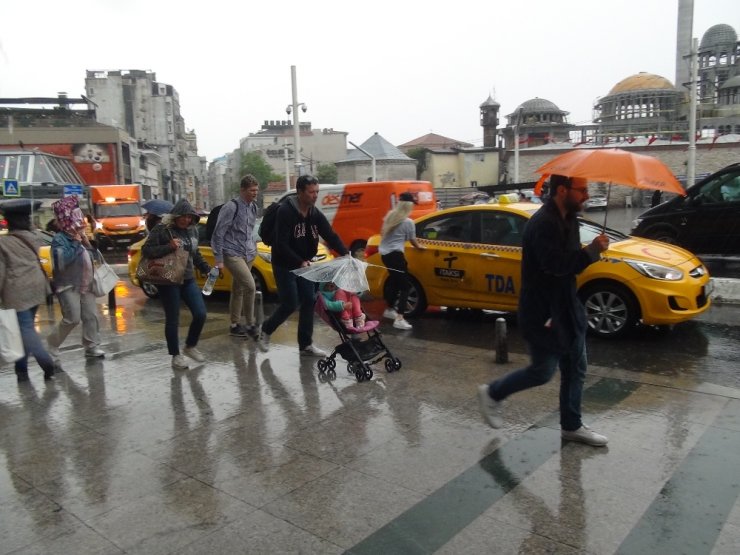 İstanbul’a sağanak yağış sürprizi