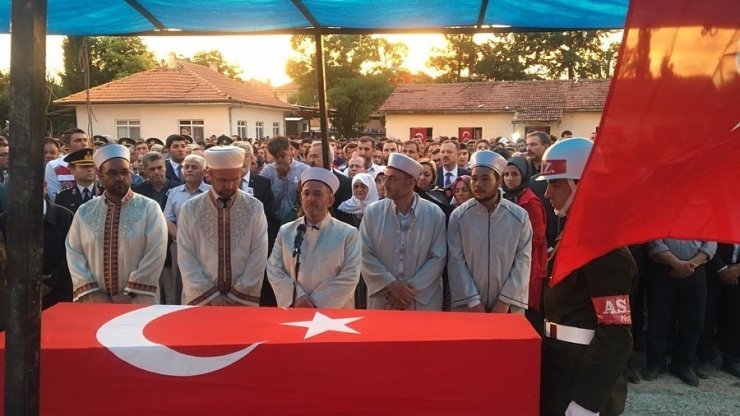 Şehit Onbaşı vatan toprağına emanet edildi