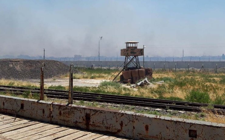 Teröristler sınır hattındaki mayınlı bölgeyi ateşe verdi