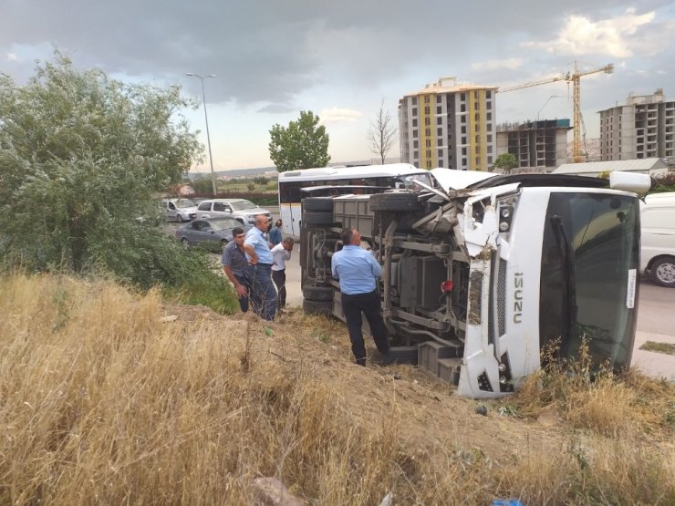 Ankara’da işçi servisi kaza yaptı:14 yaralı