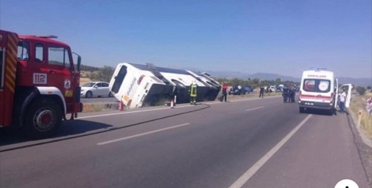 Turistleri taşıyan tur otobüsü kaza yaptı: 4 yaralı