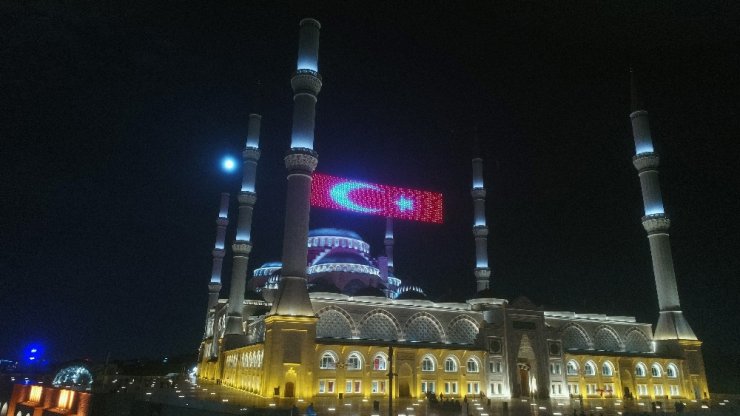 Çamlıca Camii’nde 15 Temmuz’a özel dev led Türk Bayrağı