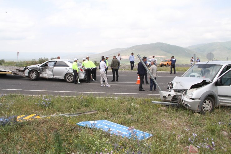 Ardahan’da kamyonet ile otomobil çarpıştı: 8 yaralı