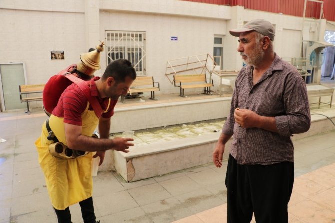 Evini geçindirmek için her gün 20 kilometre yürüyor