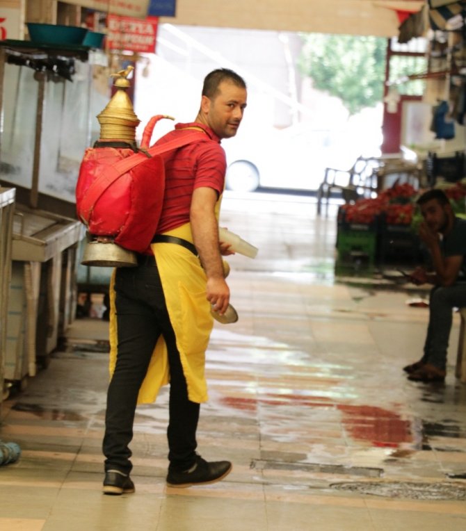 Evini geçindirmek için her gün 20 kilometre yürüyor