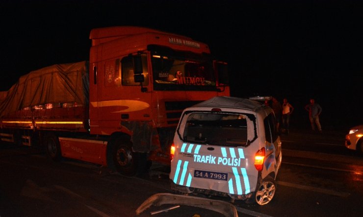 Polis aracı ile tır çarpıştı: 1 polis yaralandı