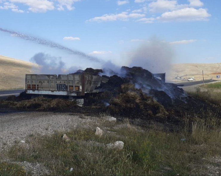 Hareket halindeki tırın kasası alev aldı