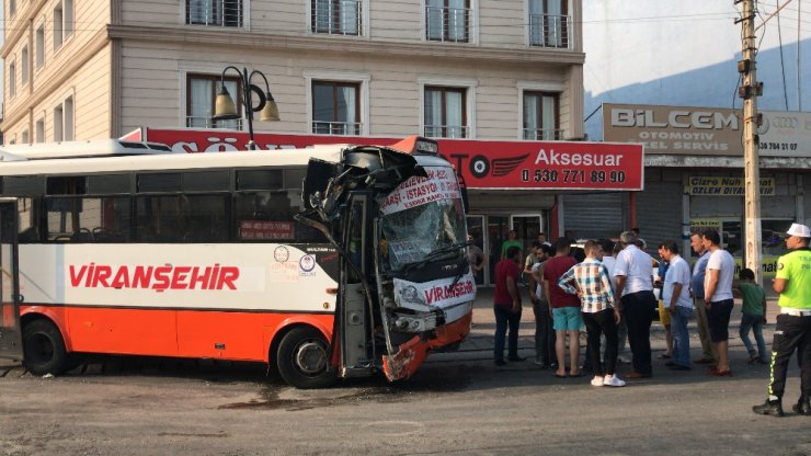 Otobüs otobüse çarptı: 12 yaralı