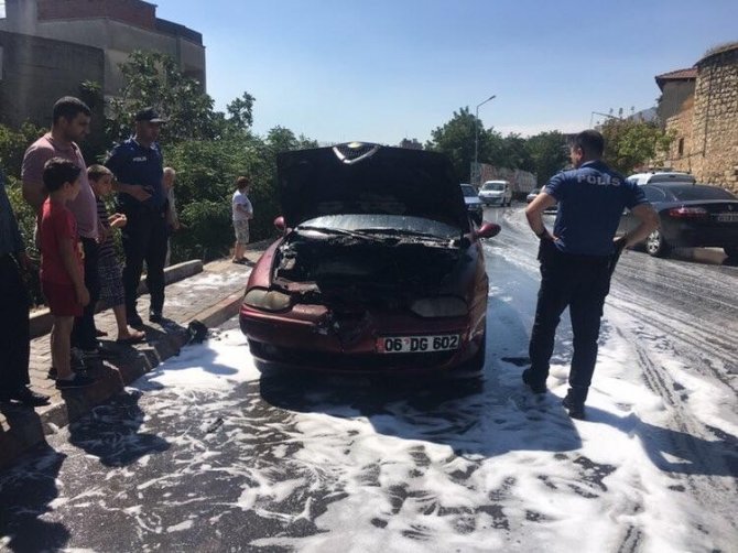 Kahramanmaraş'ta Seyir halindeki otomobil alev aldı