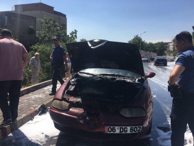 Kahramanmaraş'ta Seyir halindeki otomobil alev aldı