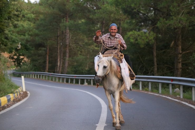 60 yıldır at üstünde elma satıyor