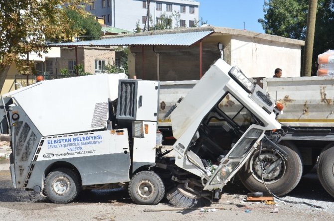 Elbistan'da Freni boşalan temizlik aracı tıra çarptı