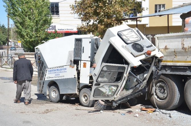 Elbistan'da Freni boşalan temizlik aracı tıra çarptı