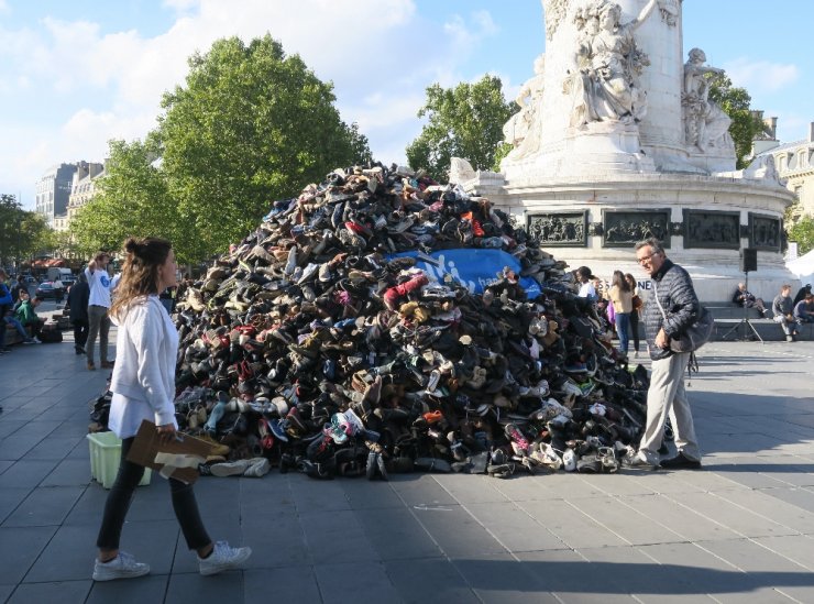 Paris’te bomba kurbanları için ayakkabı piramidi oluşturuldu