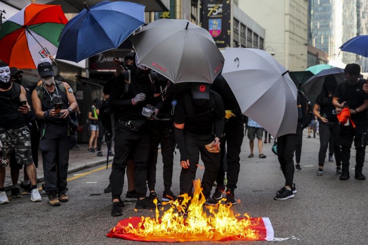 Protestocular Çin’in yıl dönümünde sokaklarda