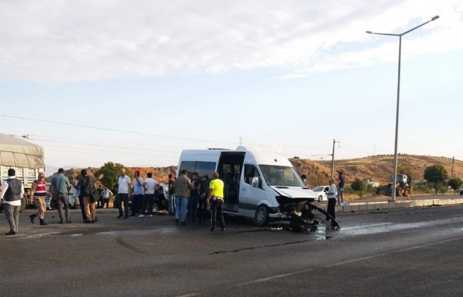 Kahramanmaraş’ta öğrenci servisi ile otomobil çarpıştı 1 ölü 15 yaralı