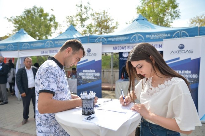 Üniversiteliler Akedaş standına yoğun ilgi gösterdiler