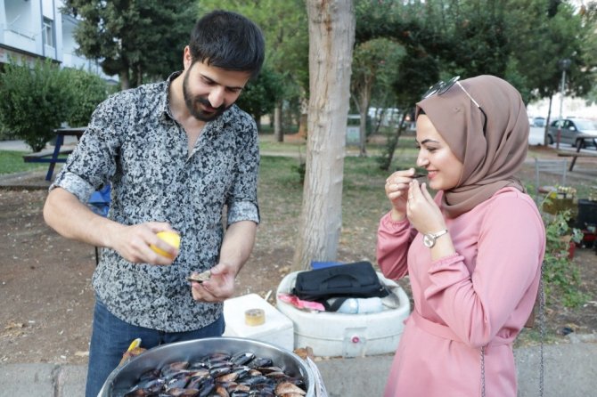 Üniversite öğrencisi Midye satarak okul harçlığını çıkarıyor