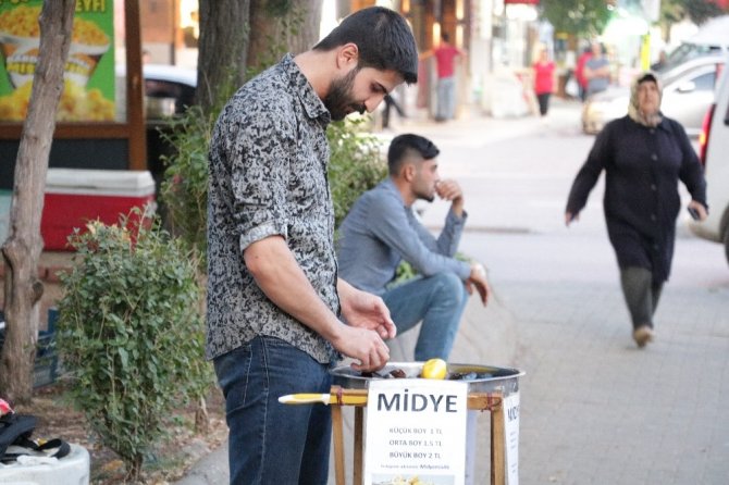 Üniversite öğrencisi Midye satarak okul harçlığını çıkarıyor