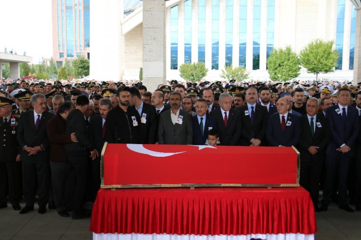 Şehide acı veda: Gelinliğiyle uğurladı