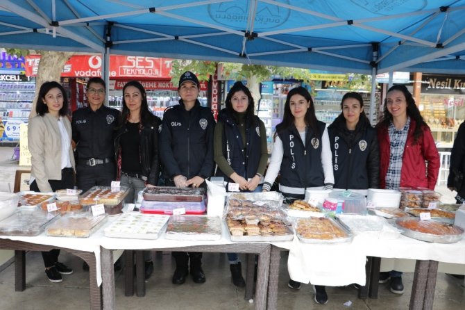 Polis Eşleri Derneği öğrenciler yararına kermes düzenlendi