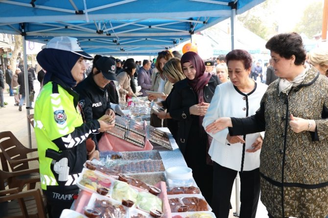 Polis Eşleri Derneği öğrenciler yararına kermes düzenlendi