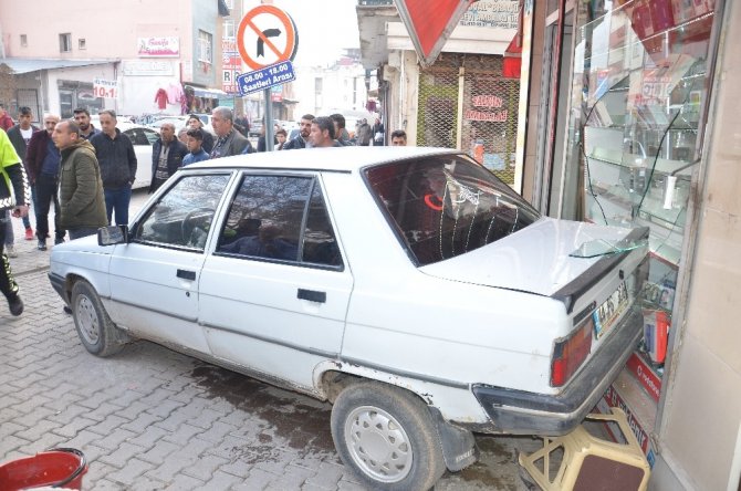 El freni çekilmeyen otomobil iş yerine girdi