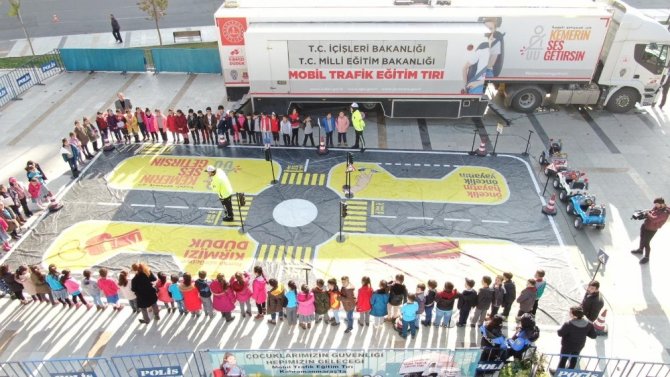 Çocuklara uygulamalı trafik eğitimi veriliyor