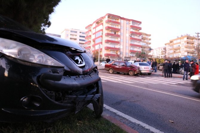 Sürücüsü olmayan araç 3 otomobile çarptı: 2 yaralı