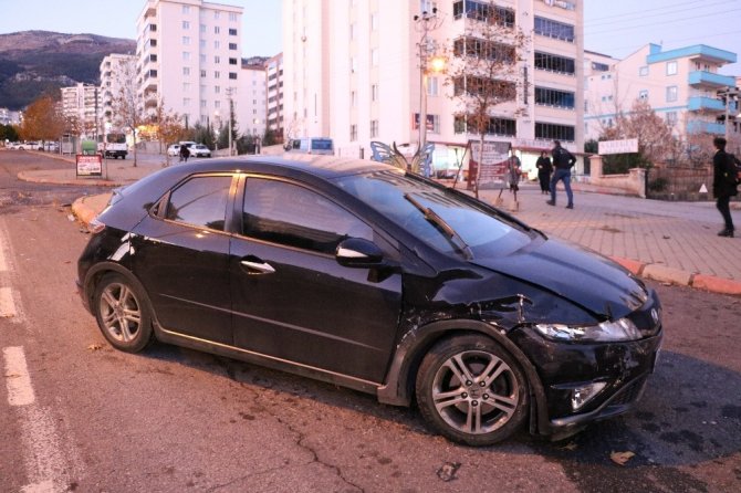 Sürücüsü olmayan araç 3 otomobile çarptı: 2 yaralı