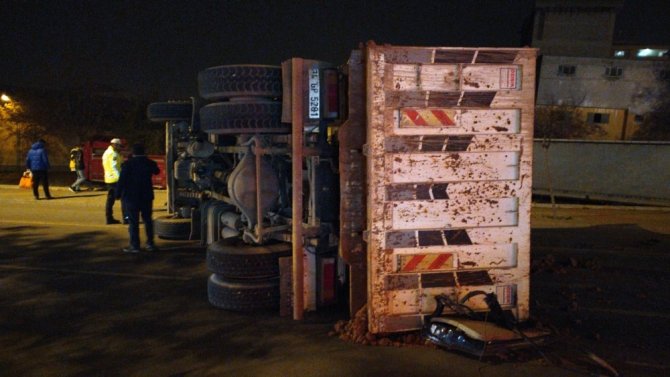 Kahramanmaraş'ta freni boşalan kamyon otomobili ezdi