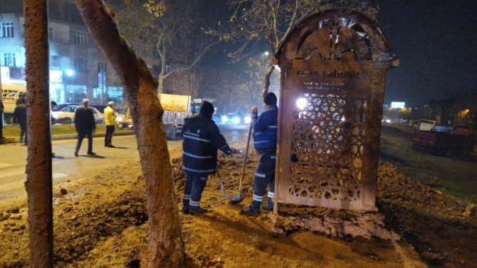 Kahramanmaraş'ta freni boşalan kamyon otomobili ezdi