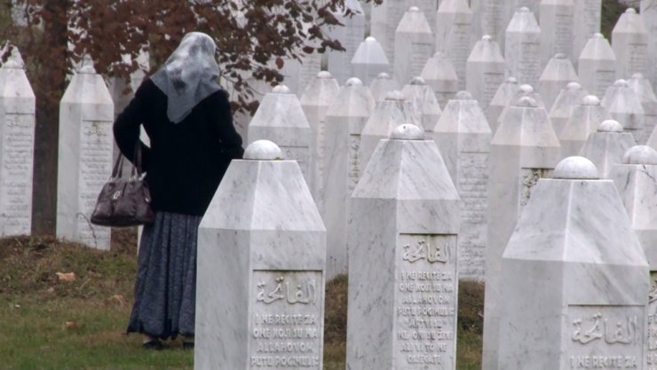 Srebrenitsa annesi: “Katliamın kanıtı işte bu mezarlık”