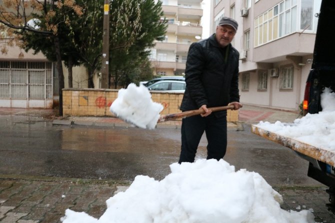 Kahramanmaraş’ta emekli bir vatandaş, çocuklar oynasın diye dağdan kar getirdi