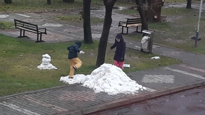 Kahramanmaraş’ta emekli bir vatandaş, çocuklar oynasın diye dağdan kar getirdi