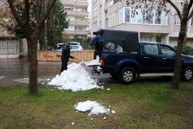 Kahramanmaraş’ta emekli bir vatandaş, çocuklar oynasın diye dağdan kar getirdi