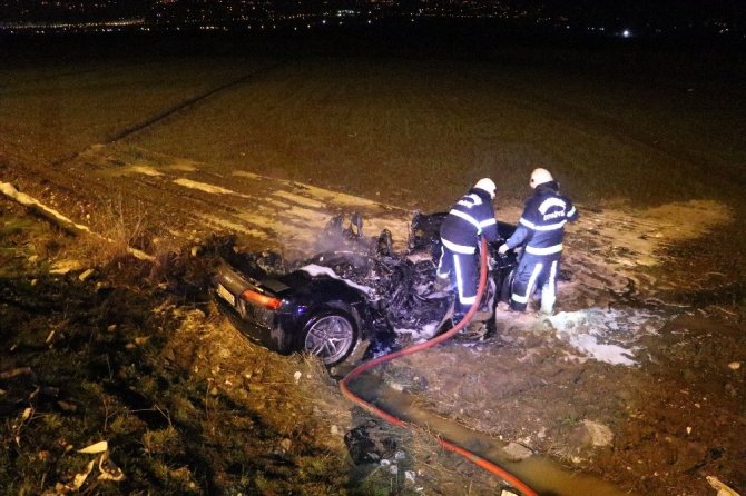 Kahramanmaraş'ta lüks araba seyir halinde yandı