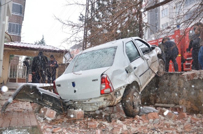 Otomobil apartmanın bahçe duvarından düştü