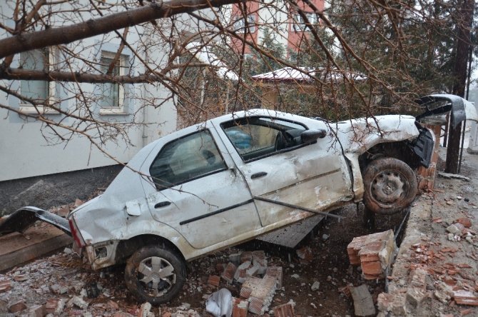 Otomobil apartmanın bahçe duvarından düştü