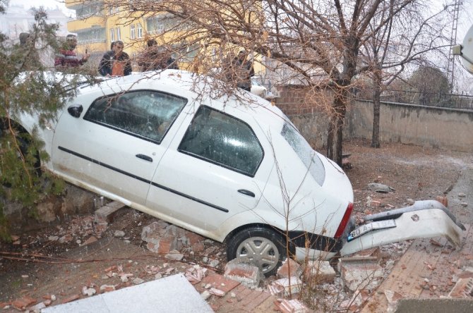 Otomobil apartmanın bahçe duvarından düştü