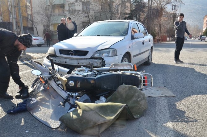 Otomobille motosiklet feci şekilde çarpıştı