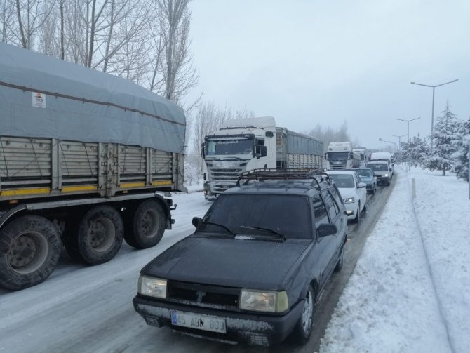 Kahramanmaraş-Kayseri karayolu trafiğe kapandı