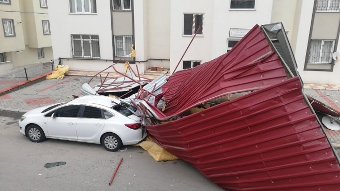 Kahramanmaraş'ta Rüzgar çatıları uçurdu, tipi ulaşımı vurdu