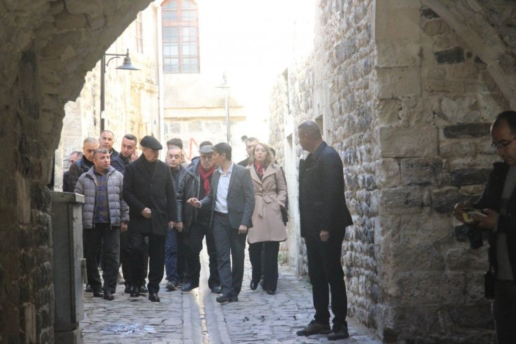 İlker Başbuğ, teröristlerin bombaladığı camide incelemelerde bulundu