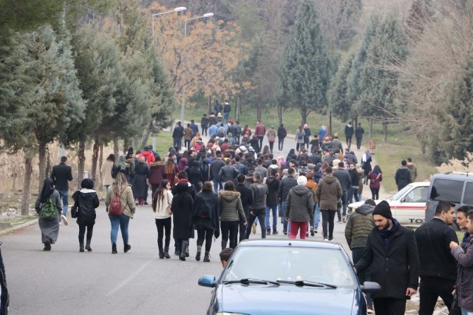 Eylem yapan üniversiteliler hasarlı binalardan kurtuldu