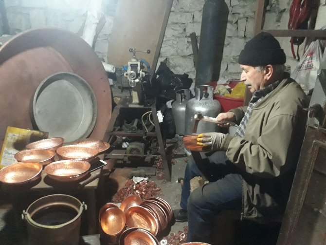 60 yıldır bakırı sanata dönüştürüyor