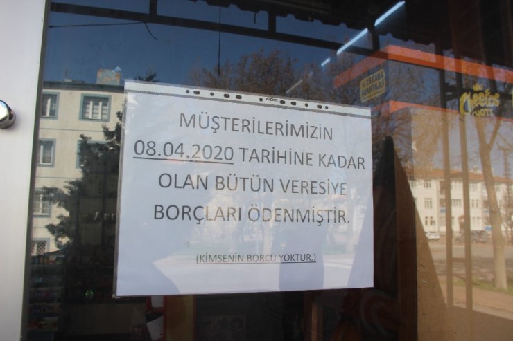 Borçları ödenen mahalleli bakkalda ağladı