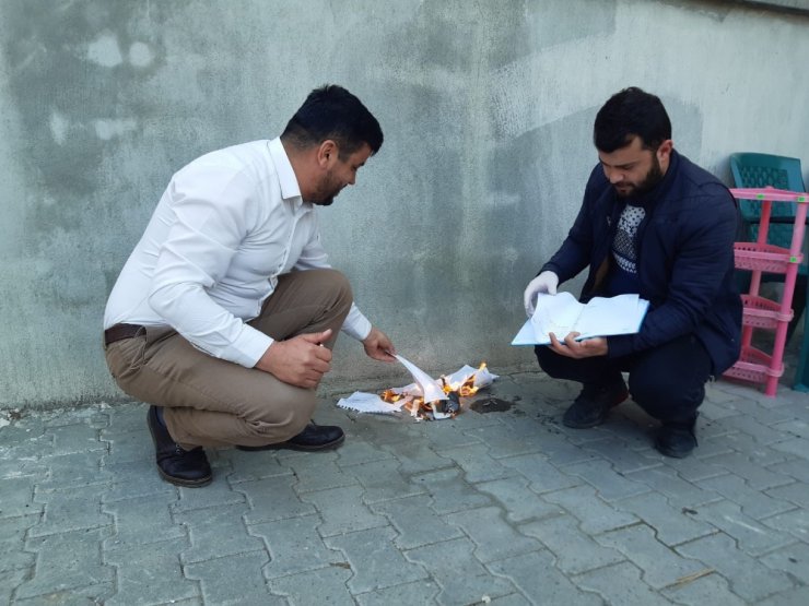 Mahallenin borcunu ödeyip veresiye defterini yaktırdı