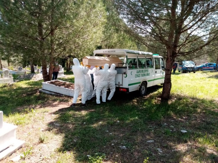 Görevliler gelmeyince damadı ve torunu tarafından toprağa verildi