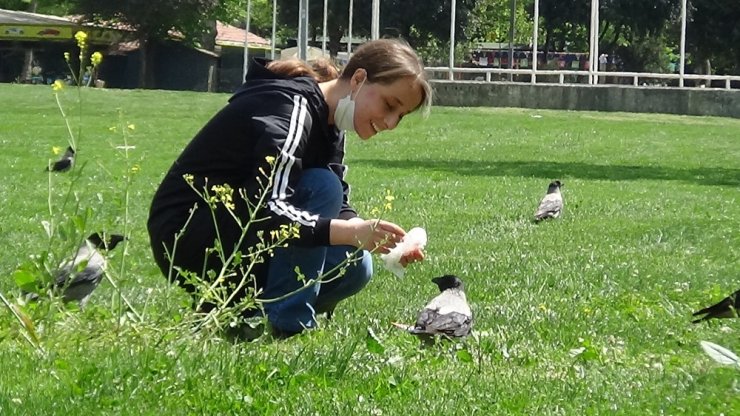 3 yıldır elleriyle beslediği kargayı kısıtlama günlerinde de aç bırakmadı